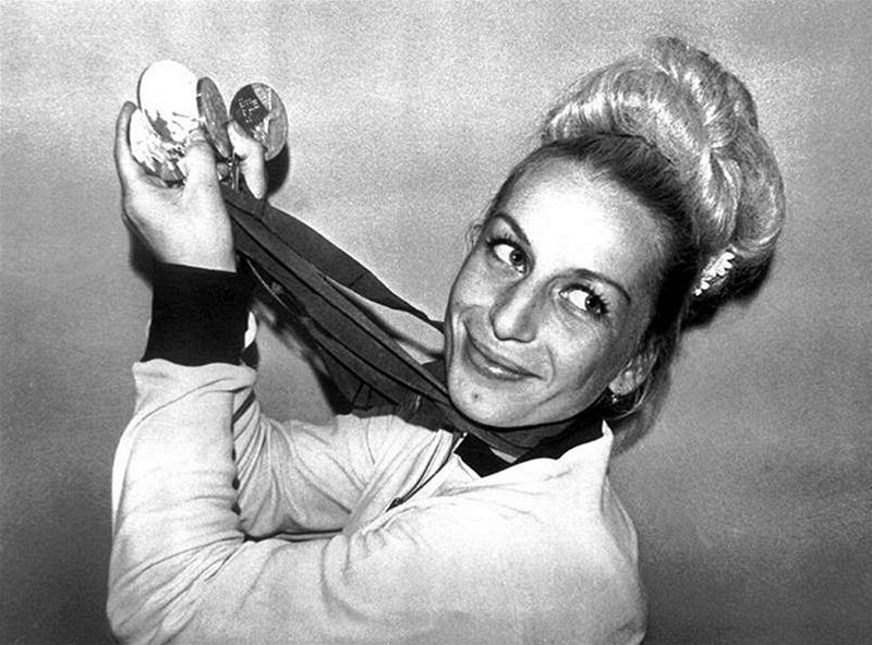 V�ra �áslavská s medailemi z letní olympiády v Mexiku. (1968)