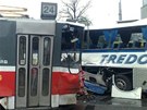 Nehoda tramvaje se zájezdovým autobusem zkomplikovala také automobilovou