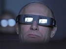 Vladimir Putin sleduje 3D pedstavení v moskevském planetáriu. 