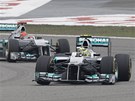 Nico Rosberg ve vedení, následován týmovým kolegou Michaelem Schumacherem. 