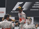 NEZBYTNÁ SPRCHA. Jenson Button (vlevo) a Lewis Hamilton osvují vítze Nico