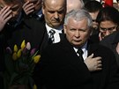 Bratr zesnulého prezidenta Lecha Kaczynského Jaroslaw se modlí pi piet ped