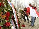 Návtvníci z Polska pokládají vnce na pamtní desku ve Smolensku (10. dubna