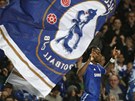 OSLAVA POD VLAJKOU. Didier Drogba i fanouci Chelsea se radují z gólu zkueného...