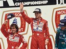 Ayrton Senna slaví vítzství, po jeho pravici Alain Prost.