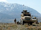 etí vojáci u vozidel nad údolím eky Dobandaj v afghánském Lógaru