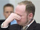 Anders Breivik pláe bhem soudního procesu v norském Oslu. (16. dubna 2012)