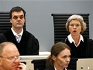 Soudci Arne Lyng a Elizabeth Arntzenová (16. dubna 2012)