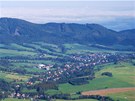 Pohled z Velkého Javorníku na obce Bordovice (vlevo) a Lichnov.
