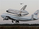 Speciáln upravený Boeing 747 pepravuje raketoplán Discovery z Kennedyho