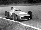 DOTEK HISTORIE. Juan Manuel Fangio s vozem Mercedes míí za vítzstvím pi