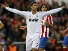 Cristiano Ronaldo z Realu Madrid slaví tetí gól v derby na hiti Atlétika.