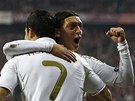 Özil (vpravo) slaví se spoluhráem Ronaldem svou vyrovnávací branku.