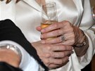 Prsten na ruce Angeliny Jolie vyvolal spekulace o zasnoubení, které potvrdila