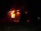 Poár domu a garáe ve Zbynech nedaleko Doks, kde nali hasii mrtvý manelský