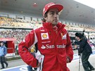 CO S TÍM. Fernando Alonso z týmu Ferrari pi tréninku na Velkou cenu íny. 