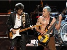 Ronnie Wood z The Rolling Stones a Flea z The Red Hot Chili Peppers vystupují...