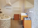 Koupelna v podkroví s mozaikovým obkladem obsahuje jet sprchový kout s...