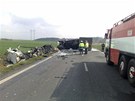 Mezi obcemi Úhy a Nová Ves na Kladensku se srazily dva kamiony, které po sráce