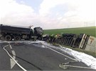 Mezi obcemi Úhy a Nová Ves na Kladensku se srazily dva kamiony, které po sráce