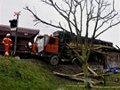 Hasii odstraují následky nehody, pi které na pejezdu u Bohdíkova na