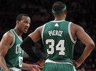 Avery Bradley a Paul Pierce z Bostonu Celtics hledají spolenou e.