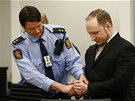 Anders Breivik dorazil k soudu v Oslu (16. dubna 2012)