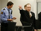Breivik gestikuluje pi píchodu do soudní sín. (16. dubna 2012)