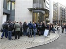 Novinái a fotografové ekají ped soudní budovou v Oslu (16. dubna 2012)