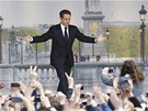 Nicolas Sarkozy koní své vystoupení na Námstí Svornosti a zdraví své