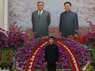 Severokorejci se fotí ped záhonem kimirsenií. (17. dubna 2012)