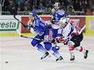 FINÁLOVÝ BOJ. Hokejisté Komety Brno a Pardubic bojují o puk ve tvrtém finále