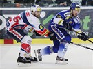 FINÁLOVÝ BOJ. Hokejisté Komety Brno a Pardubic bojují o puk ve tvrtém finále
