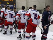ZKLAMÁNÍ. Čeští hokejisté do osmnácti let gratulují Američanům k vítězství 5:0