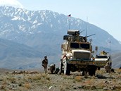 et vojci u vozidel nad dolm eky Dobandaj v afghnskm Lgaru