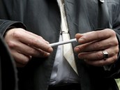 Hned po soudu si musel dt Jaroslav krka cigaretu (13. dubna 2012).