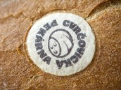 Jedlá známka na bochníku chleba Cvrčovické pekárny