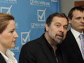 Politici Vc veejnch Karolna Peake, Radek John a Vt Brta.