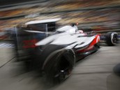 Z BOX. Jenson Button z tmu McLaren pi trninku na Velkou cenu ny. 