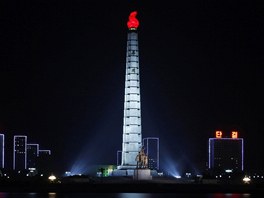 Pomník v Pchjongjangu oslavující severeokorejskou ideologii Čučche (15. dubna