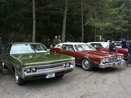 Plymouth Fury 1973 (3. místo Nejlepí amerika). Vpravo Ford Thunderbird 1974