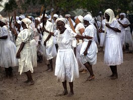 Velikonoce na Haiti. Vyznavaky vúdú demonstrují v bahn svoji oddanost duchm.