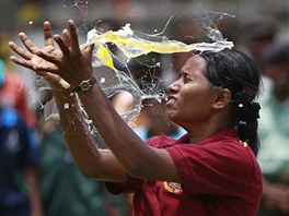 Sinhálci a Tamilové na rí Lance oslavili Nový rok. Souástí tradic je i sout...