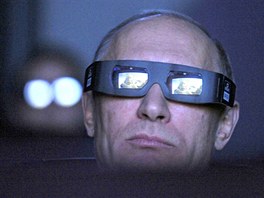 Nastávající ruský prezident Vladimir Putin si uívá 3D pedstavení v moskevském...