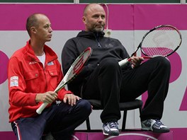 DOZOR. Trenér David Kotyza a kapitán �eského fedcupového týmu Petr Pála...