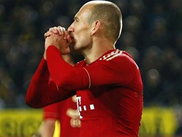 Arjen Robben z Bayernu zpytuje svdom pot, co v Dortmundu nepromnil penaltu.