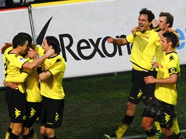 Spoluhri z Dortmundu oslavuj Roberta Lewandowskiho (vlevo), kter dal gl
