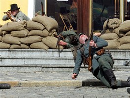 Rekonstrukce boj o chebskou radnici pi oslavch 60. vro osvobozen Chebu. 