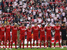 MINUTA TICHA. Fotbalisté Liverpoolu drí minutu ticha na poest 23. výroí