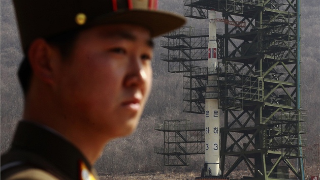 Severokorejská raketa Unha-3 připravená na odpalovací rampě v Tongčang-ri (9.